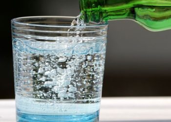 A është uji me gaz i dëmshëm apo i shëndetshëm për sistemin tretës?