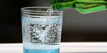 A është uji me gaz i dëmshëm apo i shëndetshëm për sistemin tretës?