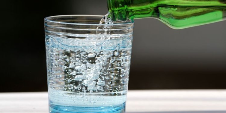 A është uji me gaz i dëmshëm apo i shëndetshëm për sistemin tretës?