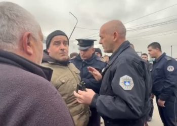 Tensione te tregu i automjeteve në Prishtinë, shitësit ilegalë tentojnë ta bllokojnë rrugën