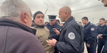 Tensione te tregu i automjeteve në Prishtinë, shitësit ilegalë tentojnë ta bllokojnë rrugën