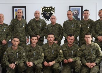 Jashari dekoroi me medalje pjesëtarët FSK-së që ishin në operacionin e kërkim shpëtimit në Shqipërisë