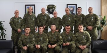 Jashari dekoroi me medalje pjesëtarët FSK-së që ishin në operacionin e kërkim shpëtimit në Shqipërisë