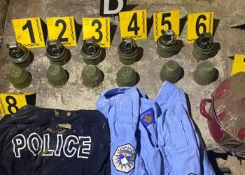 Policia gjen gjashtë granata dore dhe uniforma të PK-së në një shtëpi të braktisur në Zubin Potok