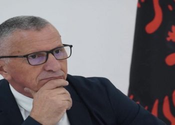 Kamberi uron Kurtin për mandatin e ri, kërkon fokus në Luginën e Preshevës