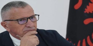 Kamberi uron Kurtin për mandatin e ri, kërkon fokus në Luginën e Preshevës