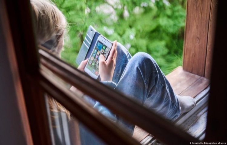 BE – përgatitje për ndalimin e mediave sociale për fëmijët