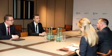 Maqedonci në Mynih takon drejtuesit e Mercedes-Benz, nënshkruhet kontratë trevjeçare për kamionë taktikë