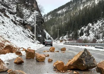 Rrëshqitje gurësh dhe dheu në rrugën Pejë-Rugovë, vështirësohet kalimi