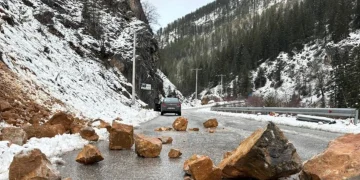 Rrëshqitje gurësh dhe dheu në rrugën Pejë-Rugovë, vështirësohet kalimi