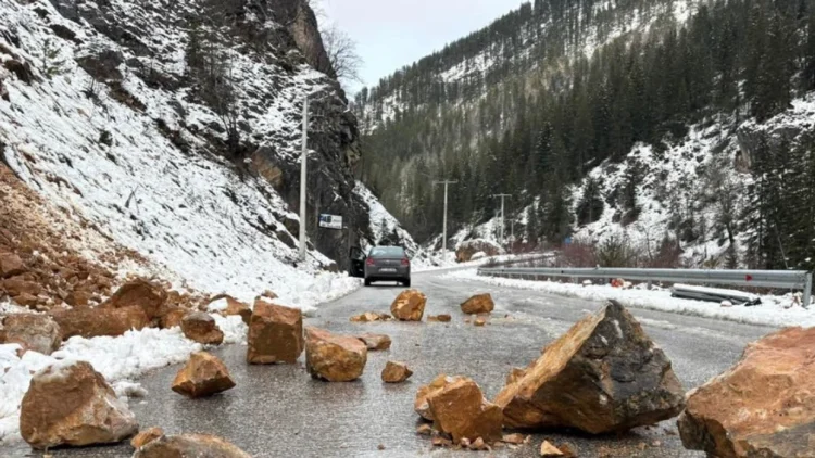Rrëshqitje gurësh dhe dheu në rrugën Pejë-Rugovë, vështirësohet kalimi