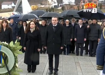Krerët e shtetit homazhe në Prekaz në 18 vjetorin e Pavarësisë