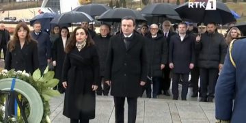 Krerët e shtetit homazhe në Prekaz në 18 vjetorin e Pavarësisë