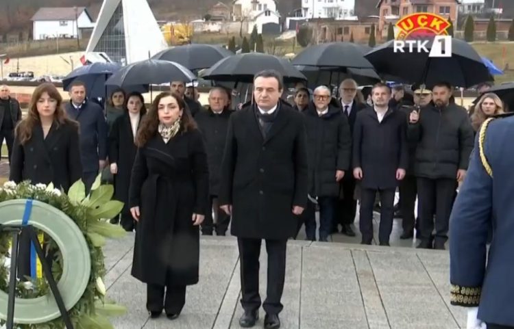 Krerët e shtetit homazhe në Prekaz në 18 vjetorin e Pavarësisë