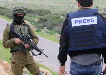 Gazetarët palestinezë rrëfejnë torturat dhe abuzimin sistematik në paraburgimet izraelite