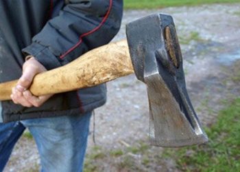 Ngjarje e rëndë në Gjilan: Djali i mitur sulmon babanë me sëpatë