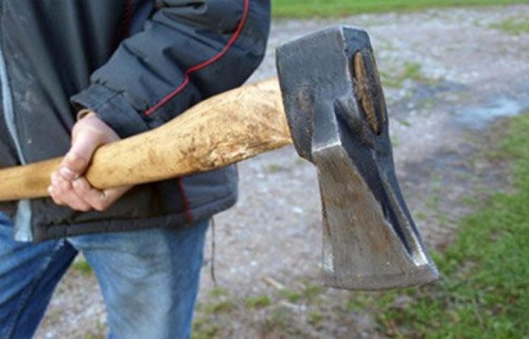 Ngjarje e rëndë në Gjilan: Djali i mitur sulmon babanë me sëpatë