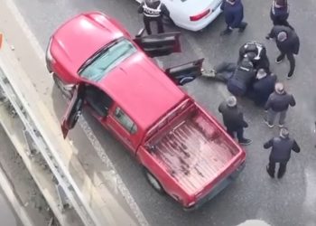 Pritë si në filma në Tiranë, policia bllokon makinën me 10 kg kanabis (VIDEO)