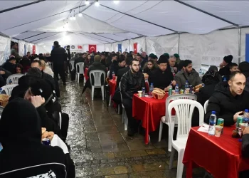 Ushtarët turq të KFOR-it shtrojnë iftar për 250 persona në Prizren