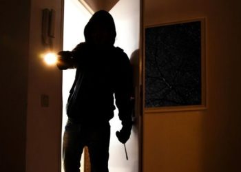 Hajnat ia mësyjnë një shtëpie në Zveçan, sulmojnë pronarin dhe i vjedhin para