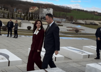Spiropali dhe Konjufca bëjnë homazhe në Prekaz: Dëshmia se liria e Kosovës ka pasur çmim jetën