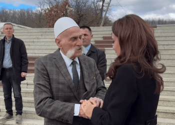 Spiropali e emocionuar, pritet nga Baca Rifat në kullën e Jasharëve (VIDEO)