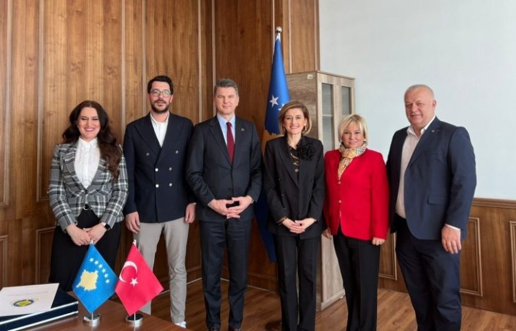 Ministrja Kusari-Lila priti përfaqësuesit e shoqatës “Kosova Rumeli”