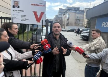 PSD-ja me aksion simbolik para selisë së PDK-në dhe LDK-së, Hamzën dhe Abdixhikun i shpall ‘anëtarë nderi’ të Vetëvendosjes