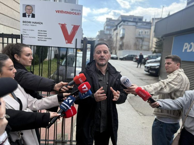 PSD-ja me aksion simbolik para selisë së PDK-në dhe LDK-së, Hamzën dhe Abdixhikun i shpall ‘anëtarë nderi’ të Vetëvendosjes