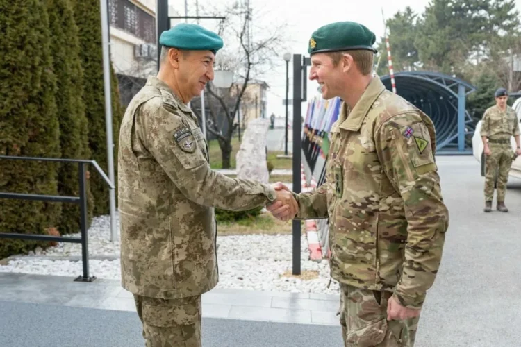 Komandanti i KFOR-it vlerëson kontributin e Mbretërisë së Bashkuar në sigurinë e Kosovës