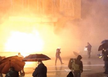 Tirana në tym: Për*plasje mes qytetarëve dhe policisë gjatë pr*otestës së opozitës