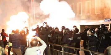 Një efektiv i lënduar gjatë protestës në Shqipëri
