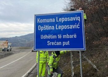 Hiqen tabelat serbisht në Leposaviq, vendosen ato në gjuhën shqipe