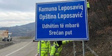 Hiqen tabelat serbisht në Leposaviq, vendosen ato në gjuhën shqipe
