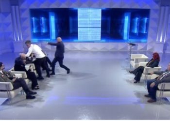 Përplasje fizike live në Opinion, Buzhala go*det Albatros Rexhajn (Video)