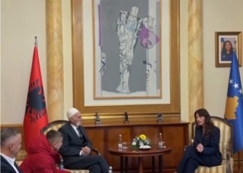 “Dalsh faqebardhë” – Baca Rifat uron Haxhiun për marrjen e detyrës së re si kryeparlamentare