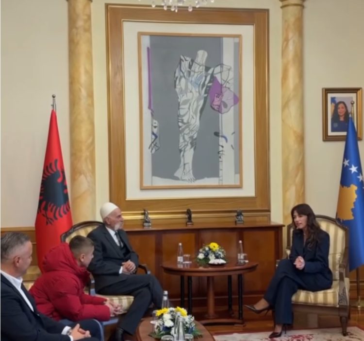 “Dalsh faqebardhë” – Baca Rifat uron Haxhiun për marrjen e detyrës së re si kryeparlamentare