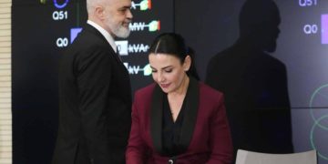 Presion i fortë nga Brukseli/ Rama zbythet nga neni që ndalon pezullimin e zyrtarëve