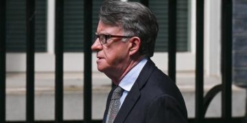 Ish-sekretari britanik i kabinetit arr*estohet pas publikimit të dosjeve Epstein