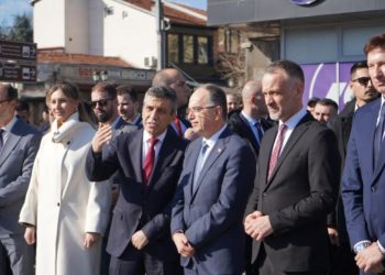 Presidenti Begaj vizitën e tij treditore në Maqedoni e nisi me Çairin dhe Çashkën