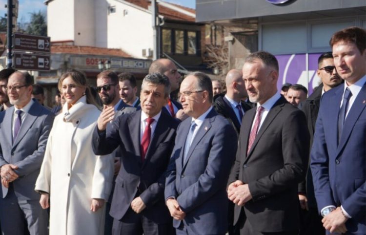 Presidenti Begaj vizitën e tij treditore në Maqedoni e nisi me Çairin dhe Çashkën
