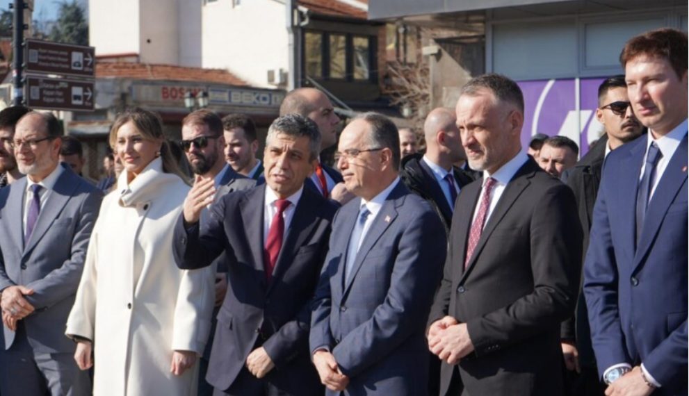 Presidenti Begaj vizitën e tij treditore në Maqedoni e nisi me Çairin dhe Çashkën