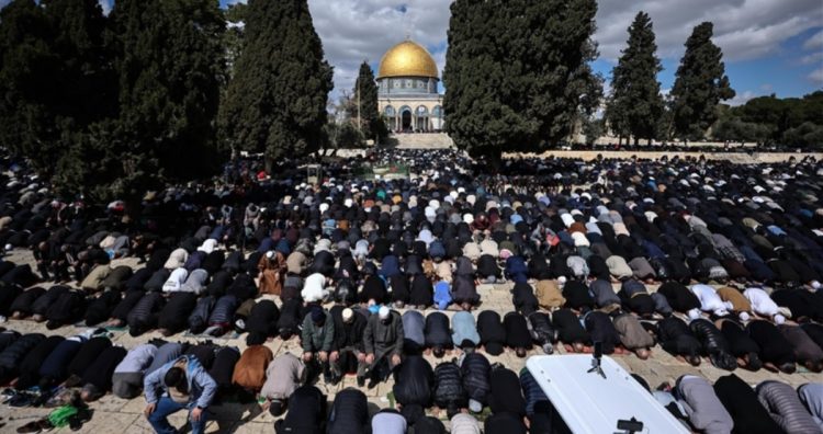 Pavarësisht kufizimeve izr@elite, rreth 100 mijë palestinezë falën xhumanë e dytë të Ramazanit në Al-Aksa