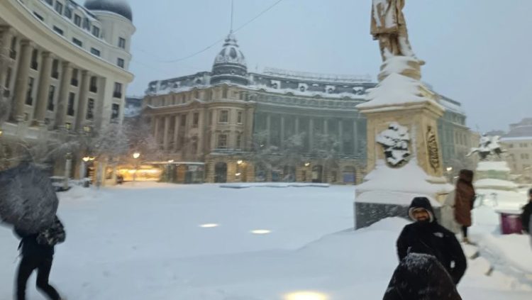 Alarm i kuq në Rumani, bllokohet transporti ajror dhe rrugor për shkak të reshjeve të dendura të borës