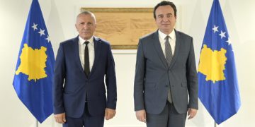 Kamberi uron Kurtin: Besoj që Qeveria e re do ta vendosë çështjen e Luginës së Preshevës lart në agjendën e saj përmes dialogut me Serbinë