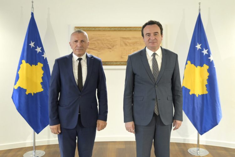 Kamberi uron Kurtin: Besoj që Qeveria e re do ta vendosë çështjen e Luginës së Preshevës lart në agjendën e saj përmes dialogut me Serbinë