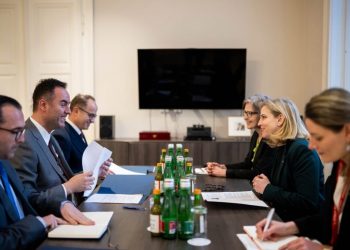 Kryediplomatja austriake pas takimit me Konjufcën: Mund të llogarisni në mbështetjen tonë të fortë për rrugën drejt BE’së