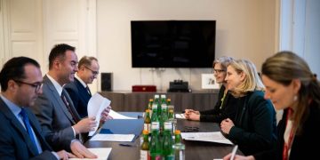 Kryediplomatja austriake pas takimit me Konjufcën: Mund të llogarisni në mbështetjen tonë të fortë për rrugën drejt BE’së