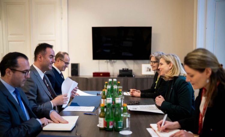 Kryediplomatja austriake pas takimit me Konjufcën: Mund të llogarisni në mbështetjen tonë të fortë për rrugën drejt BE’së