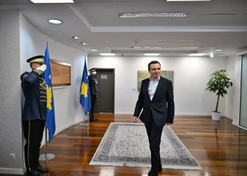 Kurti: Shërbimi ndaj Republikës dhe qytetarëve, me punë e zell, nder e përkushtim, është privilegji më i madh që do ta kemi secili prej nesh